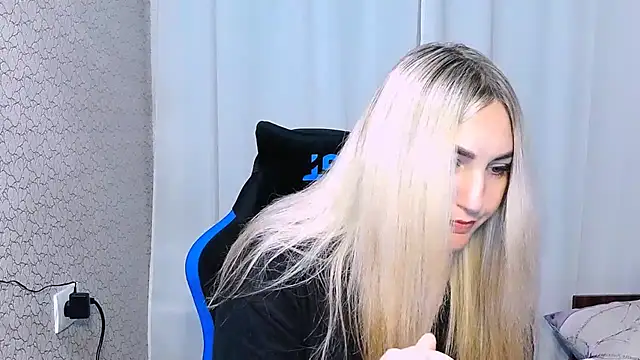 Snapshot of JaneLaJewel chatting on 11-12-25, 02:39 JaneLaJewel online show from 11-12-25, 02:39