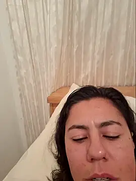 LauraBernardes22 online show from 02-12-25, 04:33