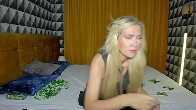 Snapshot of Luna__Lewis chatting on 12-12-24, 08:03 Luna Lewis online show from 12-12-24, 08:03