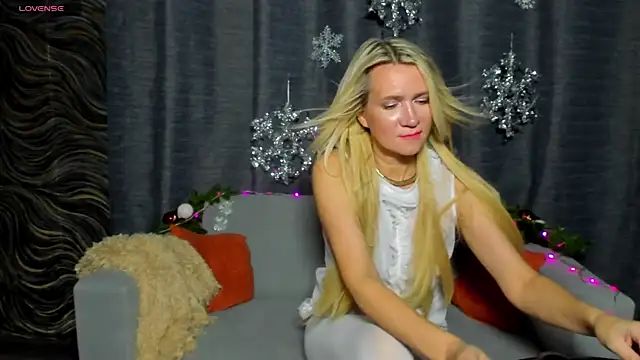 Snapshot of Luna__Lewis chatting on 12-18-24, 01:56 Luna Lewis online show from 12-18-24, 01:56