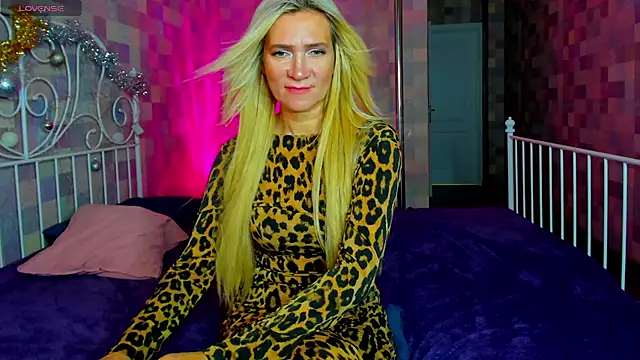 Snapshot of Luna__Lewis chatting on 01-08-25, 11:10 Luna Lewis online show from 01-08-25, 11:10