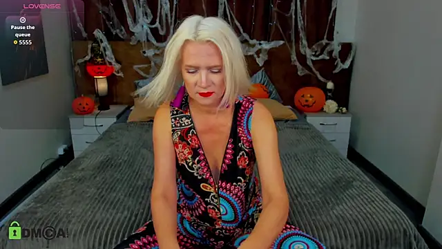 Luna  Lewis online show from 10-30-25, 09:00