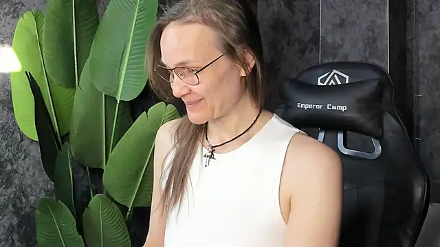 Lillian White online show from 05-03-26, 01:00