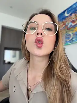 Snapshot of SophieRaily_ chatting on 03-18-26, 10:02 SophieRaily online show from 03-18-26, 10:02