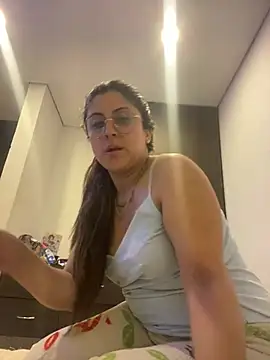 Snapshot of girl_anni chatting on 01-31-25, 03:22 girl anni online show from 01-31-25, 03:22