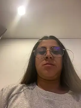 Snapshot of girl_anni chatting on 02-18-25, 03:21 girl anni online show from 02-18-25, 03:21