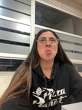 Snapshot of girl_anni chatting on 02-28-25, 01:26 girl anni online show from 02-28-25, 01:26