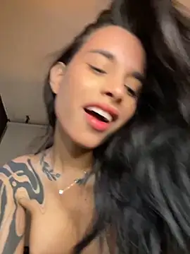 Snapshot of alessia_iris19 chatting on 10-25-25, 01:13 alessia iris19 online show from 10-25-25, 01:13