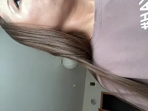 Snapshot of MiraMiss chatting on 03-18-25, 07:08 MiraMiss online show from 03-18-25, 07:08