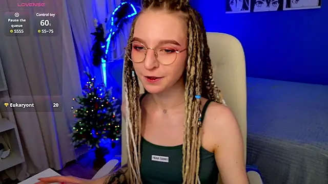 Snapshot of VioletShine chatting on 12-24-24, 02:33 VioletShine online show from 12-24-24, 02:33