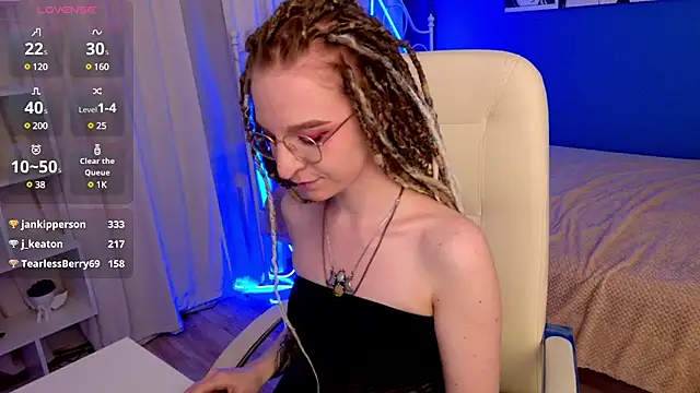 Snapshot of VioletShine chatting on 01-10-25, 07:54 VioletShine online show from 01-10-25, 07:54