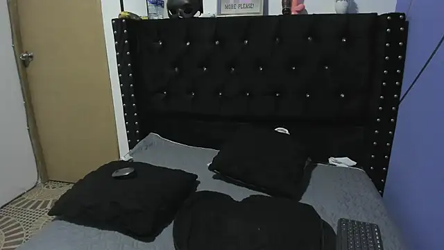 Snapshot of SarayMoorex_ chatting on 01-12-25, 11:26 SarayMoorex online show from 01-12-25, 11:26