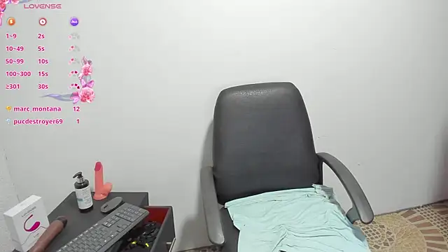 Snapshot of SarayMoorex_ chatting on 02-06-25, 11:48 SarayMoorex online show from 02-06-25, 11:48