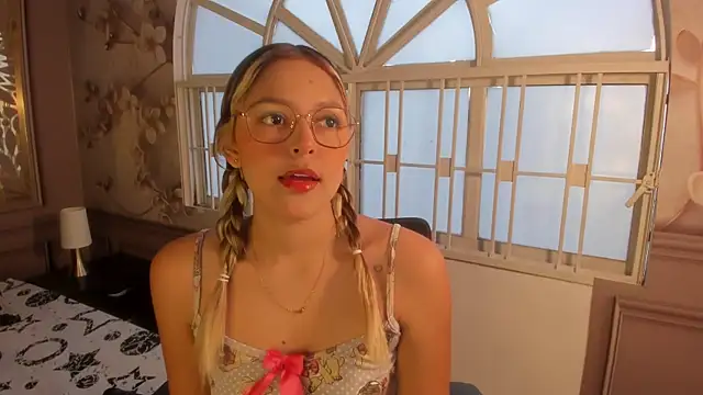 Snapshot of Cami_hunter_ chatting on 12-10-24, 01:11 Cami hunter online show from 12-10-24, 01:11