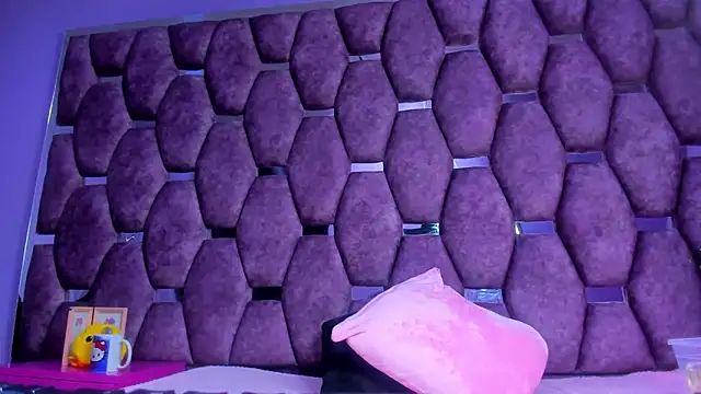 Snapshot of Freya_Miller_ chatting on 10-19-25, 03:40 Freya Miller online show from 10-19-25, 03:40