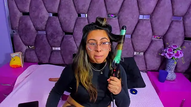 Snapshot of Freya_Miller_ chatting on 10-22-25, 03:51 Freya Miller online show from 10-22-25, 03:51