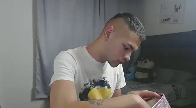 Snapshot of MarceloMilk chatting on 02-25-25, 02:25 MarceloMilk online show from 02-25-25, 02:25