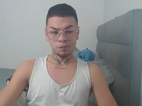 Snapshot of MarceloMilk chatting on 09-15-25, 01:44 MarceloMilk online show from 09-15-25, 01:44