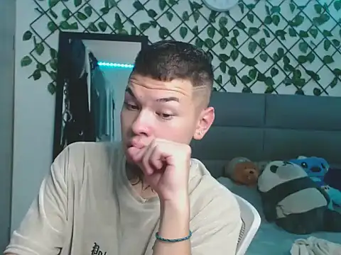 Snapshot of MarceloMilk chatting on 09-25-25, 01:53 MarceloMilk online show from 09-25-25, 01:53