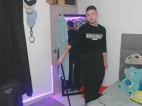 Snapshot of MarceloMilk chatting on 10-10-25, 04:44 MarceloMilk online show from 10-10-25, 04:44