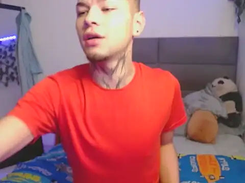 Snapshot of MarceloMilk chatting on 10-15-25, 04:45 MarceloMilk online show from 10-15-25, 04:45