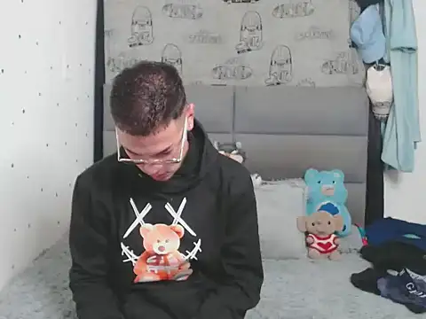 Snapshot of MarceloMilk chatting on 10-17-25, 09:06 MarceloMilk online show from 10-17-25, 09:06