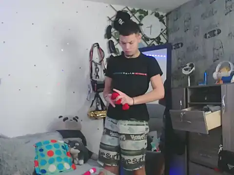 Snapshot of MarceloMilk chatting on 10-24-25, 01:35 MarceloMilk online show from 10-24-25, 01:35