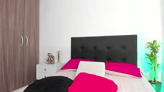 Snapshot of LaylaJewel chatting on 12-11-24, 04:09 LaylaJewel online show from 12-11-24, 04:09