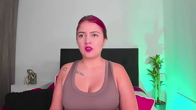 Snapshot of LaylaJewel chatting on 12-13-24, 02:43 LaylaJewel online show from 12-13-24, 02:43