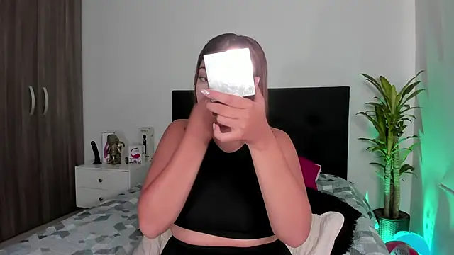 Snapshot of LaylaJewel chatting on 02-17-25, 04:04 LaylaJewel online show from 02-17-25, 04:04