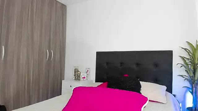 Snapshot of LaylaJewel chatting on 03-14-25, 04:30 LaylaJewel online show from 03-14-25, 04:30