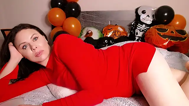 MollyCheiz online show from 10-31-25, 04:30