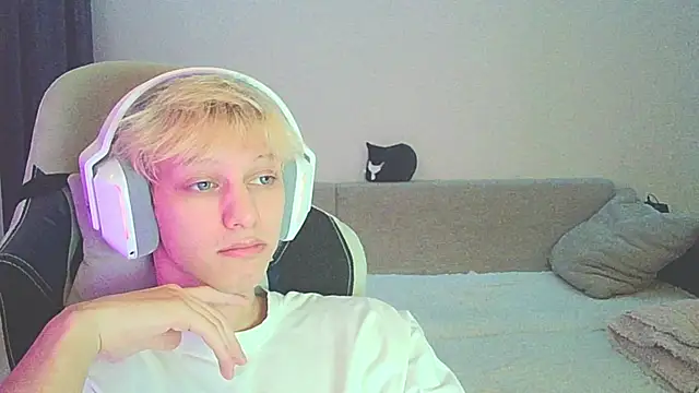 Ostin meow online show from 12-26-24, 03:20