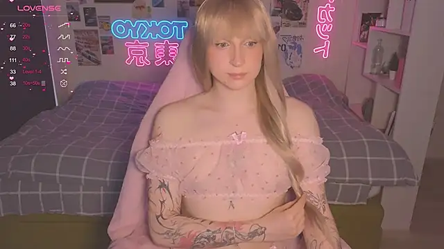 Snapshot of p1nkvenom chatting on 09-24-25, 01:36 p1nkvenom online show from 09-24-25, 01:36