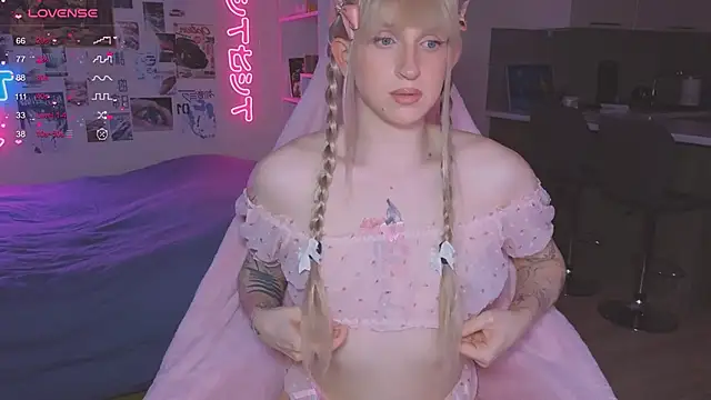 Snapshot of p1nkvenom chatting on 11-12-25, 02:28 p1nkvenom online show from 11-12-25, 02:28