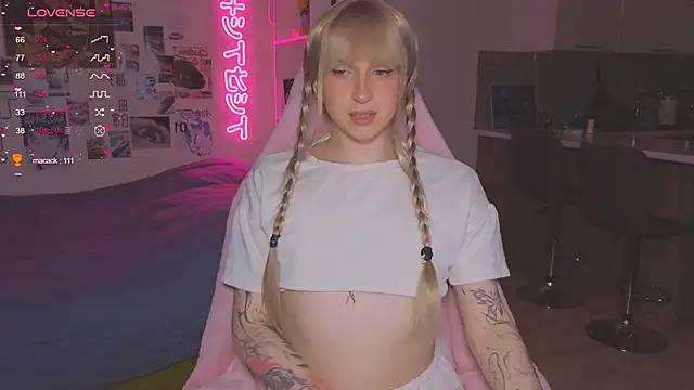 Snapshot of p1nkvenom chatting on 11-29-25, 08:39 p1nkvenom online show from 11-29-25, 08:39