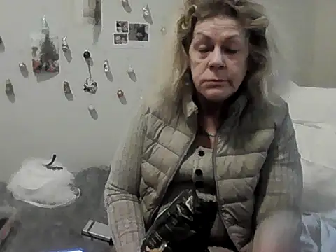 housewife shantie online show from 12-01-25, 12:54