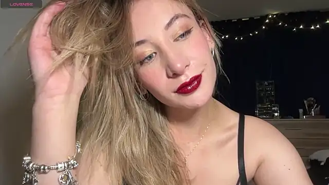 Snapshot of Gabby_cruz_ chatting on 01-18-25, 04:15 Gabby cruz online show from 01-18-25, 04:15