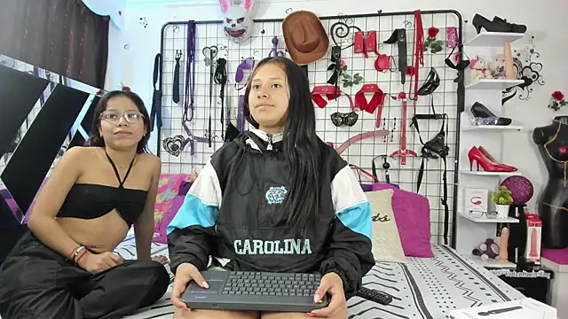 Snapshot of thedream_girls chatting on 06-01-26, 01:02 thedream girls online show from 06-01-26, 01:02