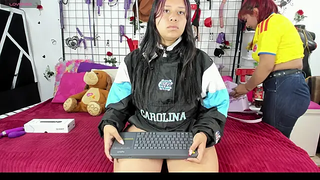 Snapshot of thedream_girls chatting on 06-11-26, 01:31 thedream girls online show from 06-11-26, 01:31