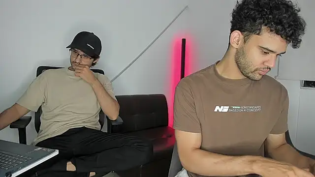 Snapshot of andrewChris_ chatting on 10-09-25, 01:36 andrewChris online show from 10-09-25, 01:36