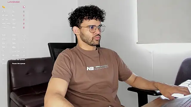 Snapshot of andrewChris_ chatting on 10-27-25, 06:34 andrewChris online show from 10-27-25, 06:34