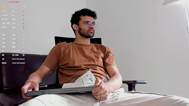 Snapshot of andrewChris_ chatting on 10-28-25, 02:31 andrewChris online show from 10-28-25, 02:31