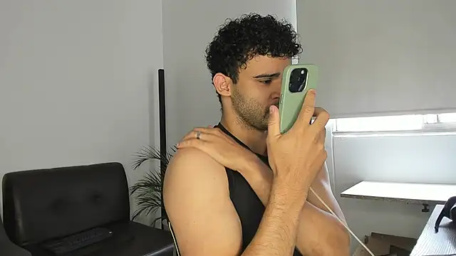 Snapshot of andrewChris_ chatting on 11-06-25, 02:07 andrewChris online show from 11-06-25, 02:07