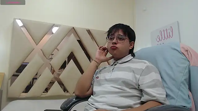 Snapshot of AndrewPherson chatting on 01-27-25, 12:37 AndrewPherson online show from 01-27-25, 12:37