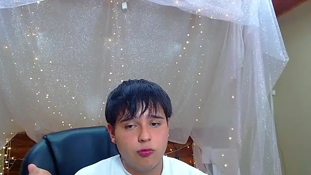 Snapshot of AndrewPherson chatting on 02-26-25, 12:03 AndrewPherson online show from 02-26-25, 12:03