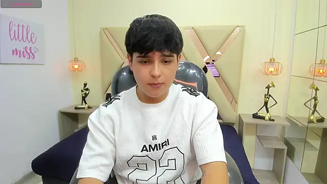 Snapshot of AndrewPherson chatting on 04-11-26, 01:37 AndrewPherson online show from 04-11-26, 01:37