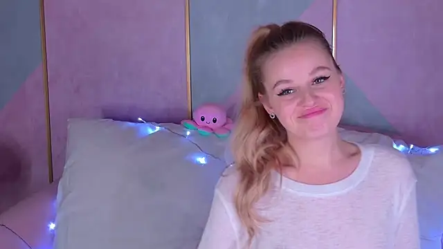 Snapshot of BeatriceEsmont chatting on 01-13-25, 04:18 BeatriceEsmont online show from 01-13-25, 04:18