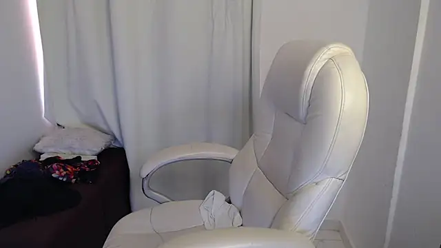 Xileny-Halliwey online show from 10-17-25, 06:32