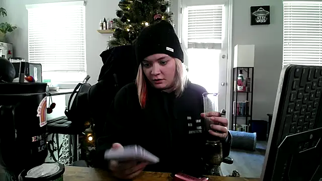 tayweird online show from 12-10-24, 06:38